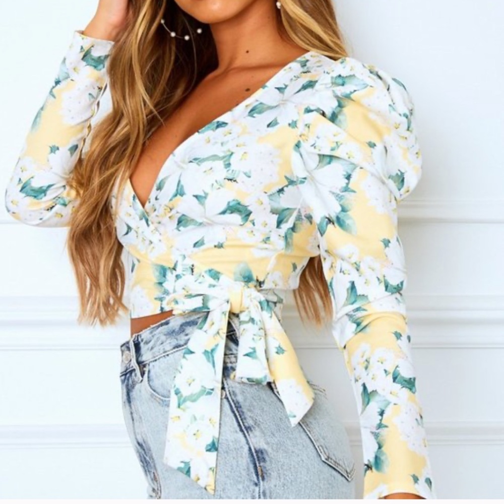 White fox Boutique Sense of Self Crop Wrap top Yellow Floral size small